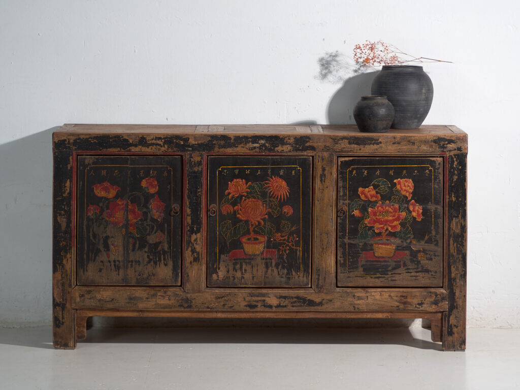 Aparador antiguo pintado en madera de olmo – China, circa 1900