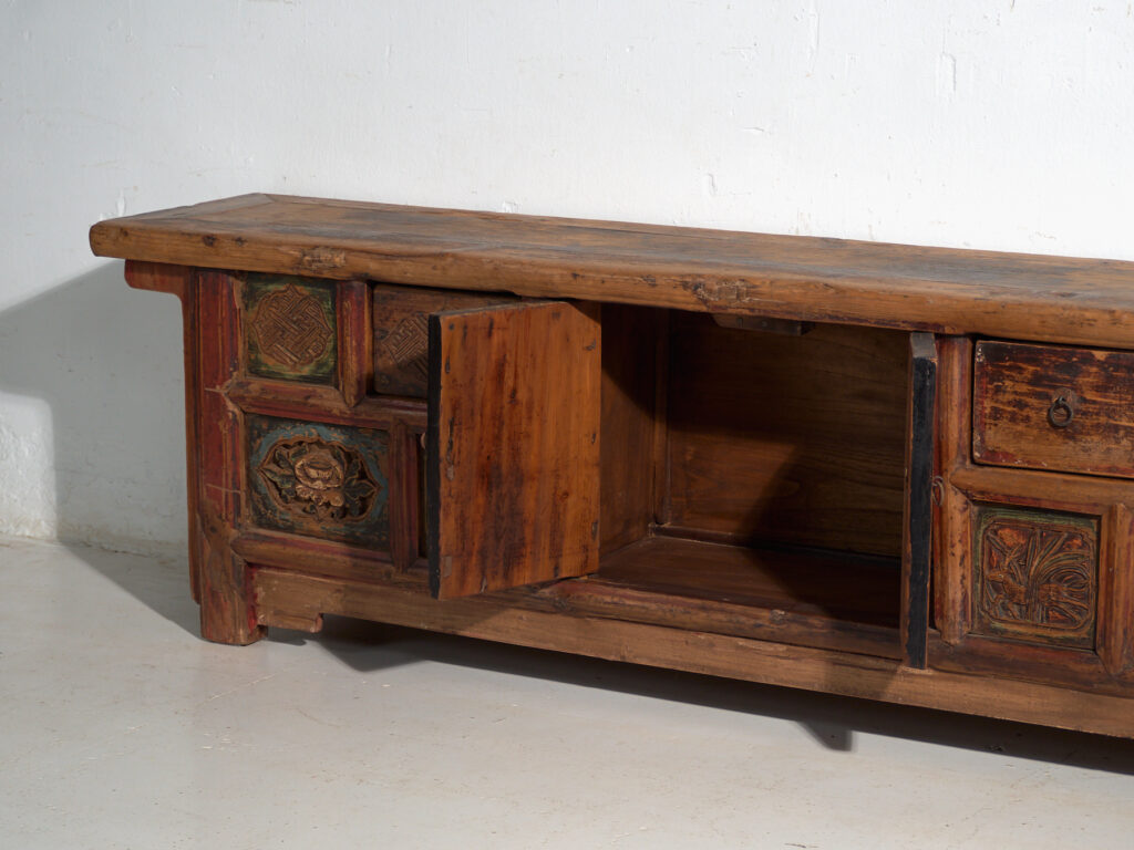 Aparador antiguo bajo tallado en madera de olmo – China, circa 1930