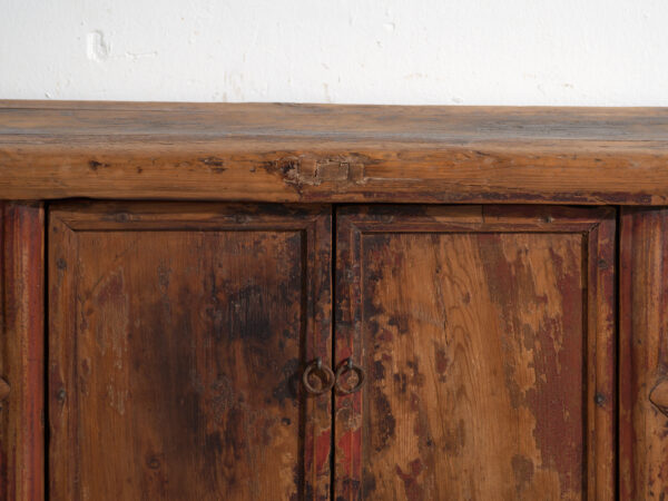 Aparador antiguo bajo tallado en madera de olmo – China, circa 1930