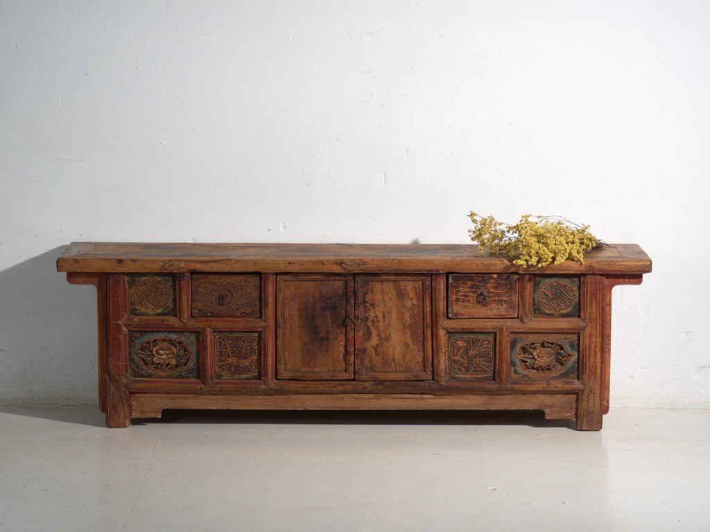 Aparador antiguo bajo tallado en madera de olmo – China, circa 1930