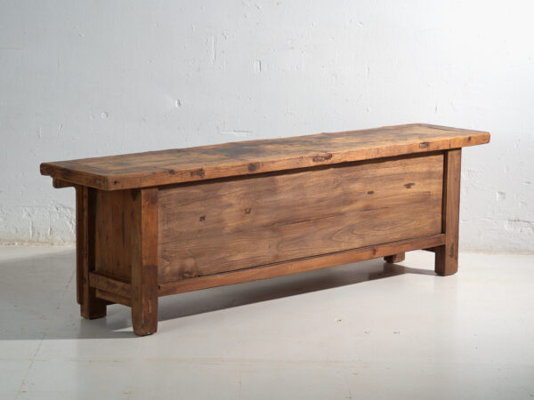 Aparador antiguo bajo tallado en madera de olmo – China, circa 1930