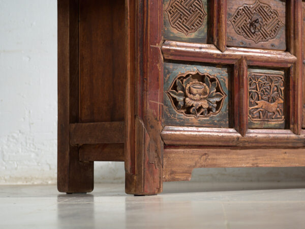 Aparador antiguo bajo tallado en madera de olmo – China, circa 1930