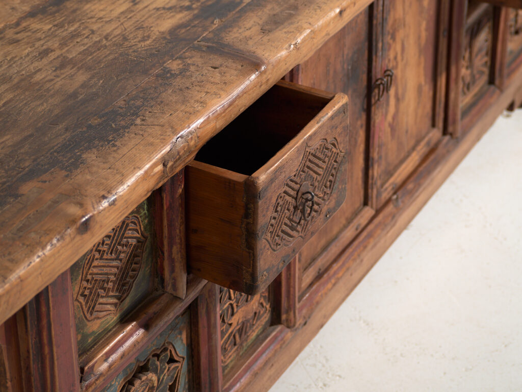 Aparador antiguo bajo tallado en madera de olmo – China, circa 1930