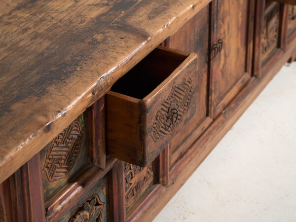 Aparador antiguo bajo tallado en madera de olmo – China, circa 1930