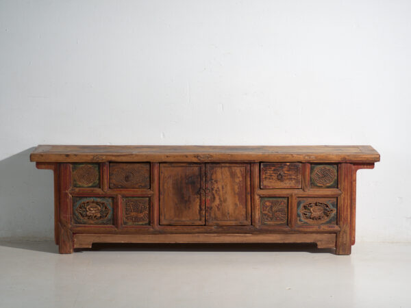 Aparador antiguo bajo tallado en madera de olmo – China, circa 1930