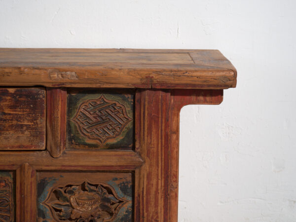 Aparador antiguo bajo tallado en madera de olmo – China, circa 1930