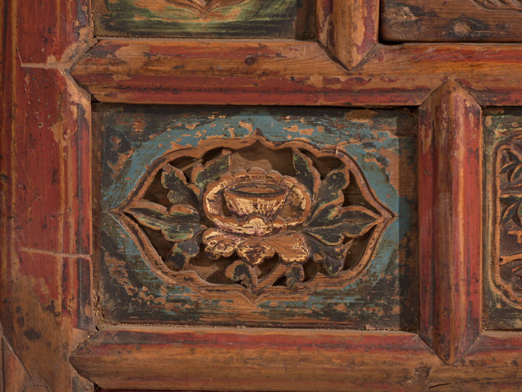 Aparador antiguo bajo tallado en madera de olmo – China, circa 1930