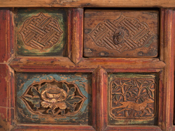 Aparador antiguo bajo tallado en madera de olmo – China, circa 1930
