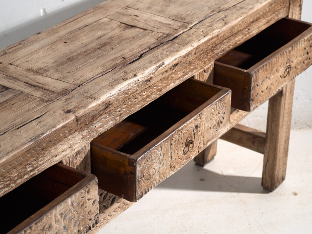Mesa consola antigua tallada en madera de olmo – China, circa 1930