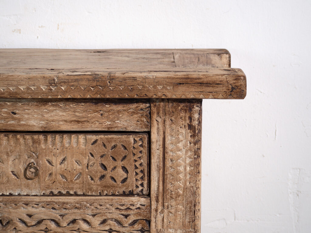 Mesa consola antigua tallada en madera de olmo – China, circa 1930