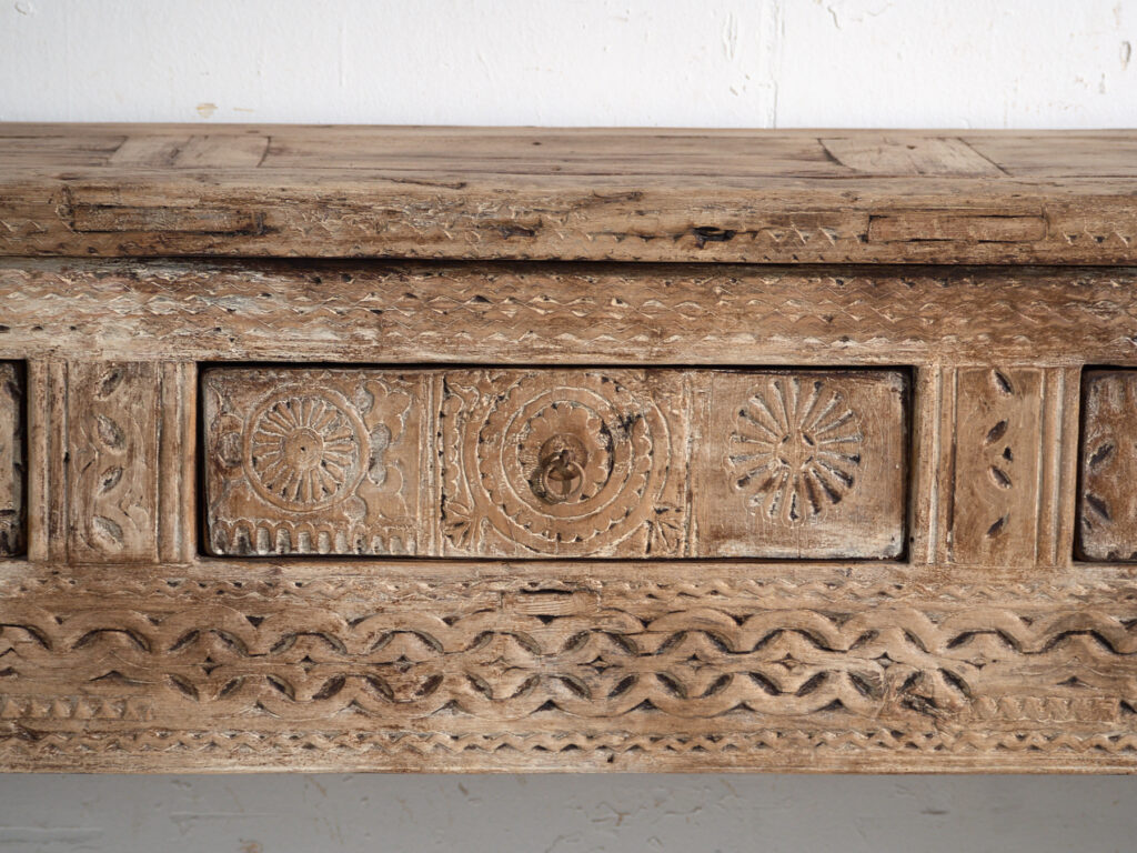 Mesa consola antigua tallada en madera de olmo – China, circa 1930