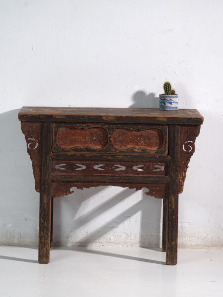 Mesa consola en pino con pátina multicapa – China, circa 1930