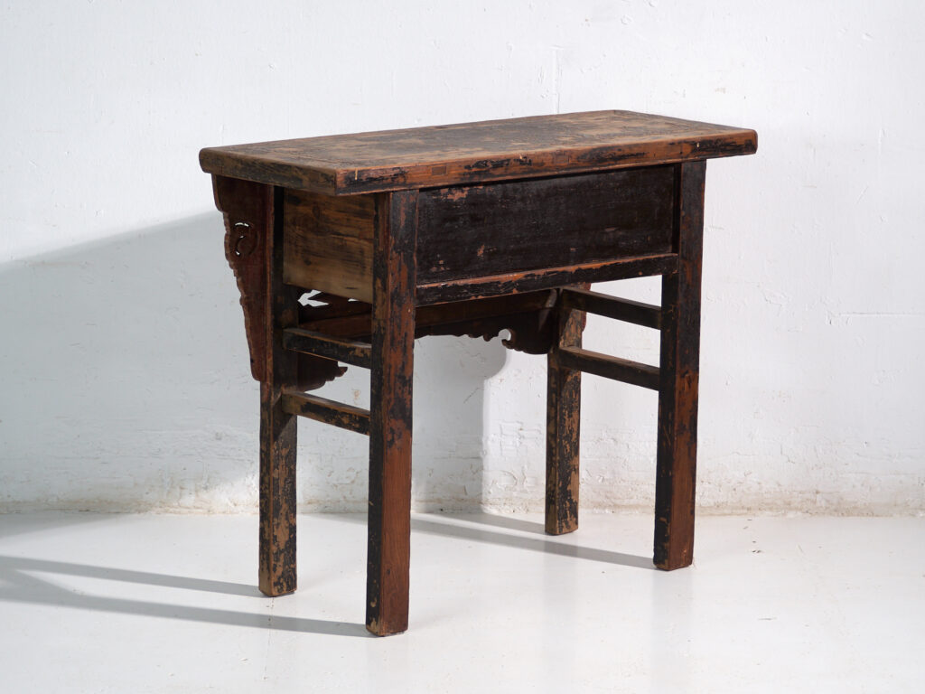 Mesa consola en pino con pátina multicapa – China, circa 1930