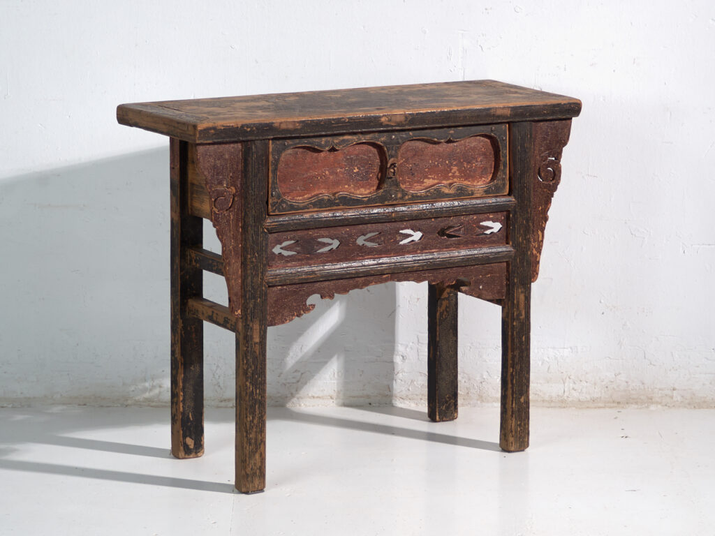 Mesa consola en pino con pátina multicapa – China, circa 1930