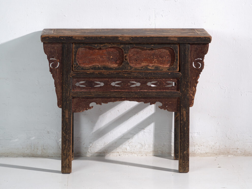 Mesa consola en pino con pátina multicapa – China, circa 1930