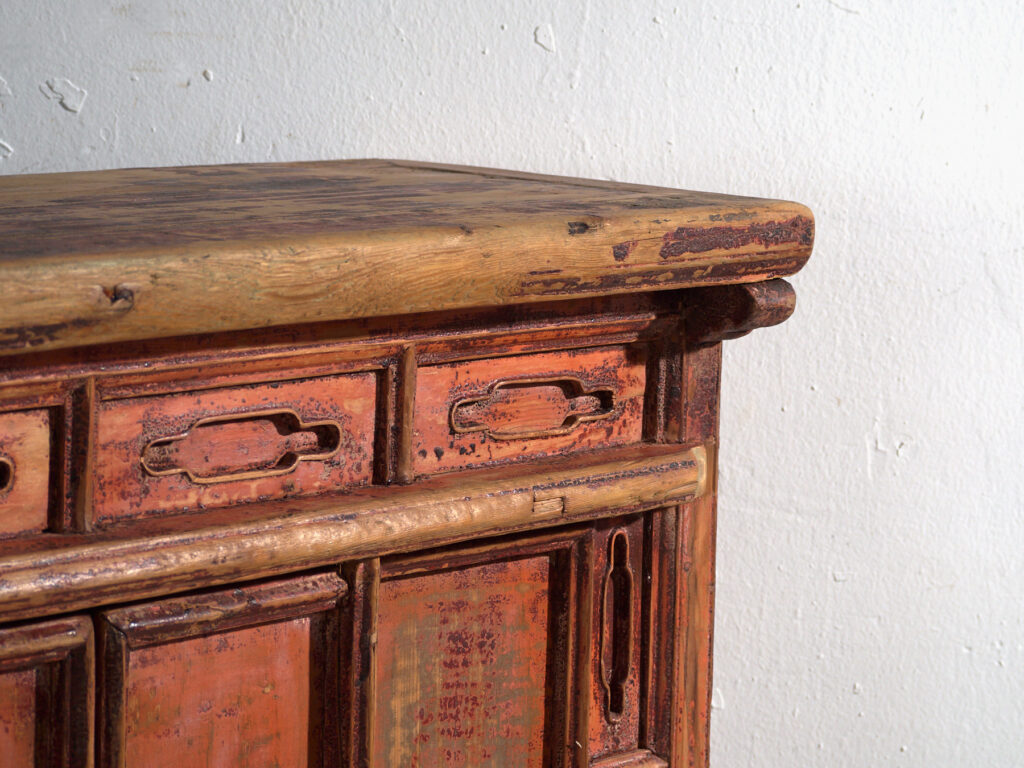 Armario antiguo lacado en madera de pino – China, circa 1930
