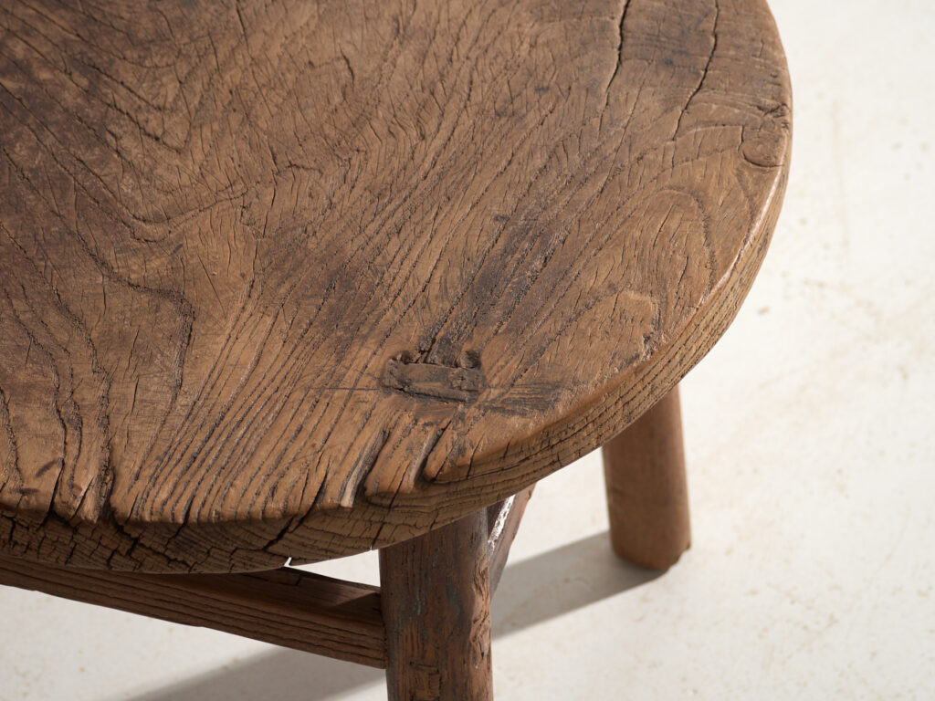 Mesa baja redonda antigua en madera de olmo – China, circa 1930