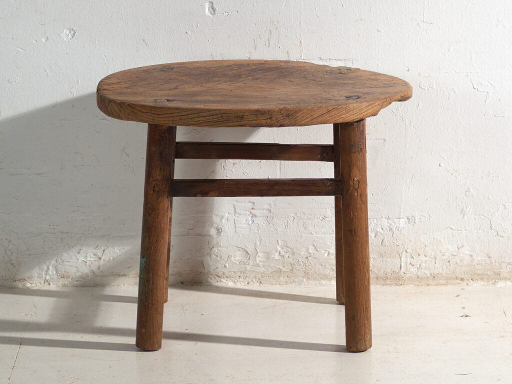 Mesa baja redonda antigua en madera de olmo – China, circa 1930