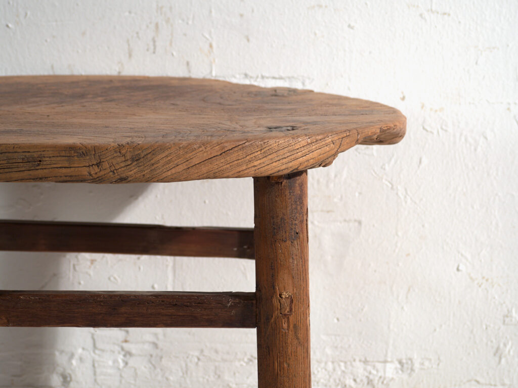Mesa baja redonda antigua en madera de olmo – China, circa 1930