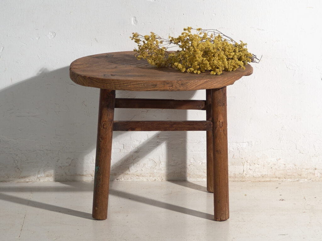 Mesa baja redonda antigua en madera de olmo – China, circa 1930
