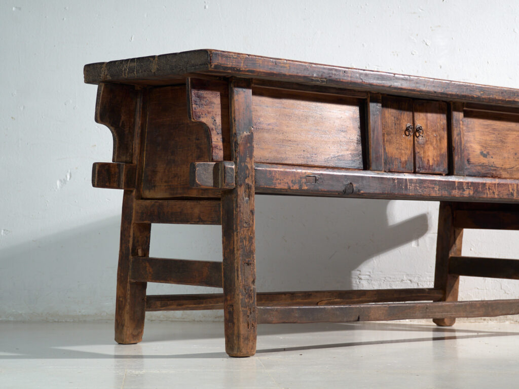 Mesa consola antigua en madera de olmo – China, circa 1900