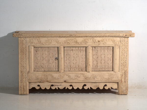 Aparador antiguo tallado en madera de abeto – China, circa 1920