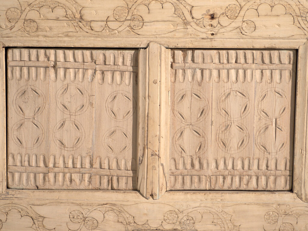Aparador antiguo tallado en madera de abeto – China, circa 1920