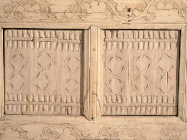 Aparador antiguo tallado en madera de abeto – China, circa 1920