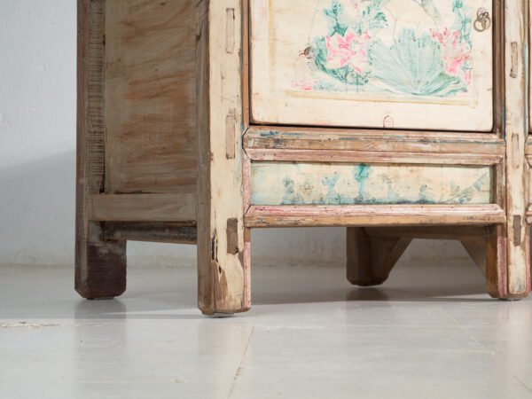Aparador antiguo pintado en madera de pino – China, circa 1930