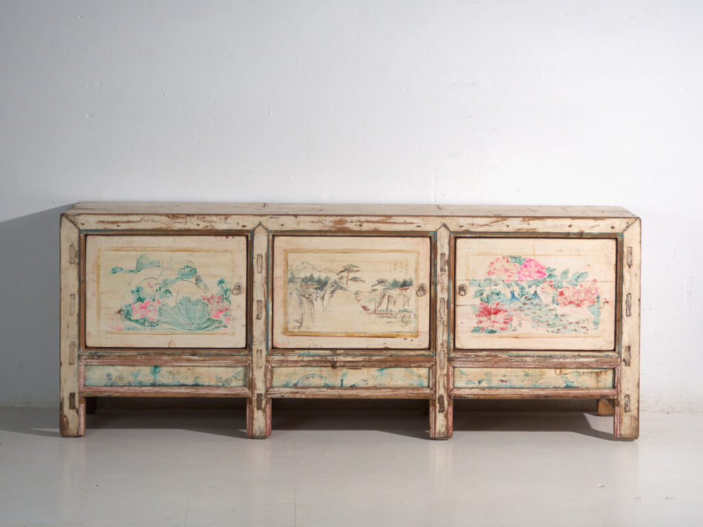 Aparador antiguo pintado en madera de pino – China, circa 1930