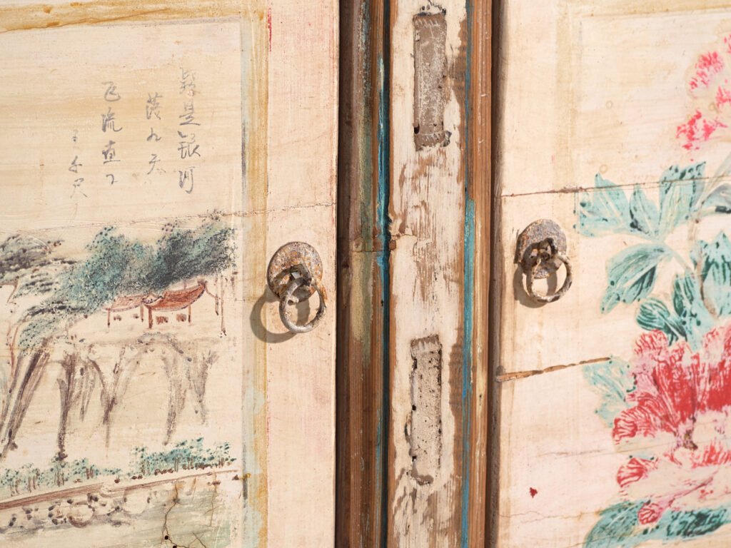 Aparador antiguo pintado en madera de pino – China, circa 1930