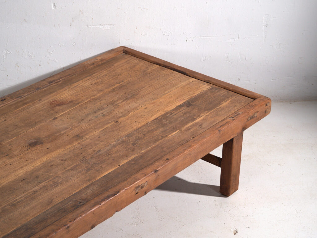 Mesa kang antigua en madera de pino – China, circa 1930