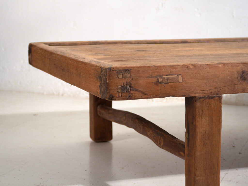 Mesa kang antigua en madera de pino – China, circa 1930