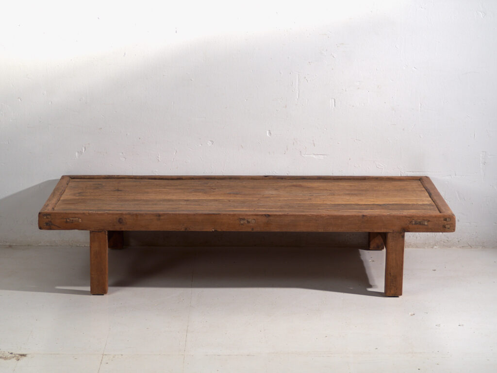 Mesa kang antigua en madera de pino – China, circa 1930
