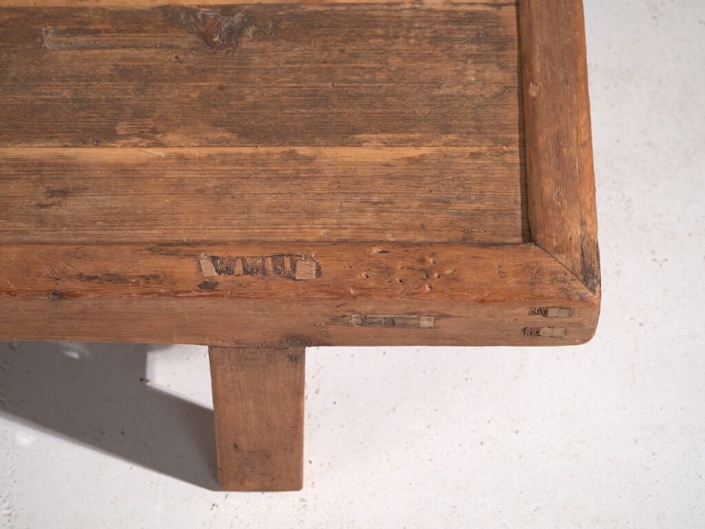 Mesa kang antigua en madera de pino – China, circa 1930
