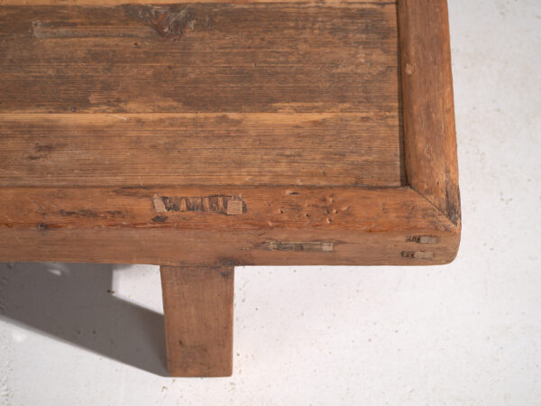Mesa kang antigua en madera de pino – China, circa 1930