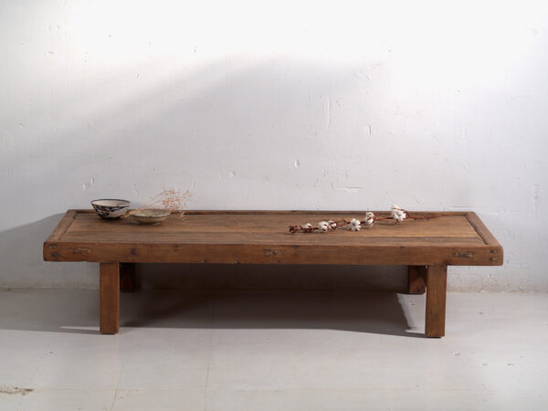 Mesa kang antigua en madera de pino – China, circa 1930