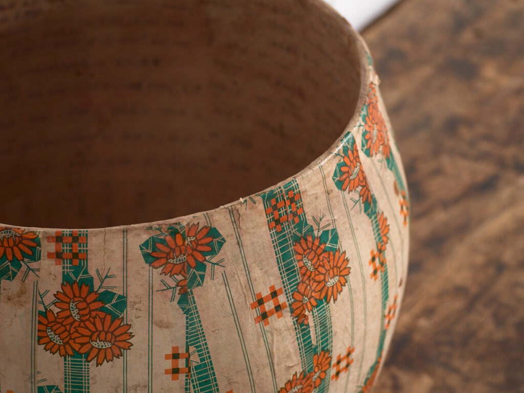 Cesto antiguo chino de papel maché con motivos florales – China, circa 1930