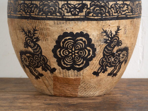 Cesto antiguo chino de papel maché con papercuts negros – China, circa 1930