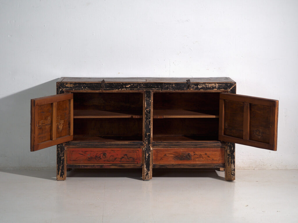 Aparador antiguo pintado en madera de olmo – China, circa 1950