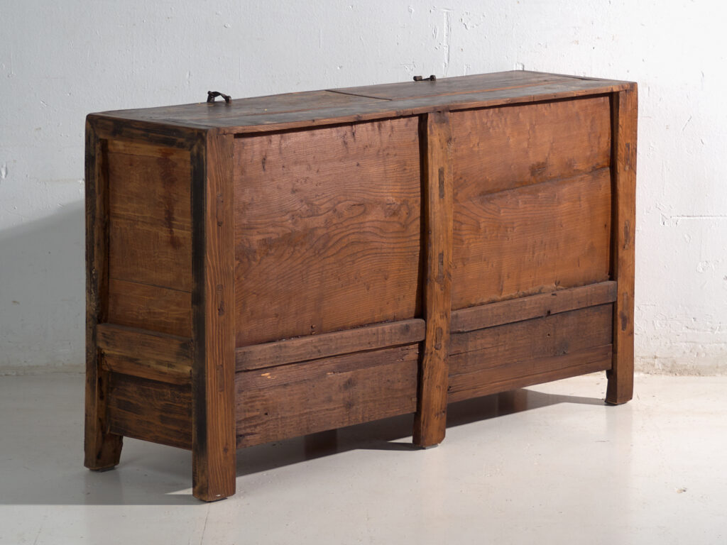 Aparador antiguo pintado en madera de olmo – China, circa 1950