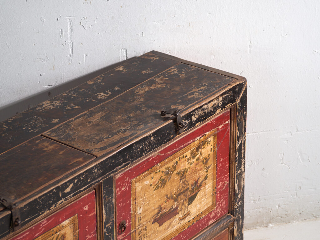 Aparador antiguo pintado en madera de olmo – China, circa 1950