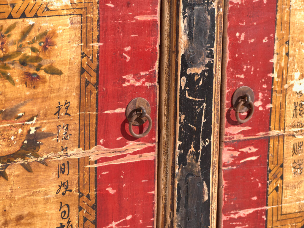Aparador antiguo pintado en madera de olmo – China, circa 1950