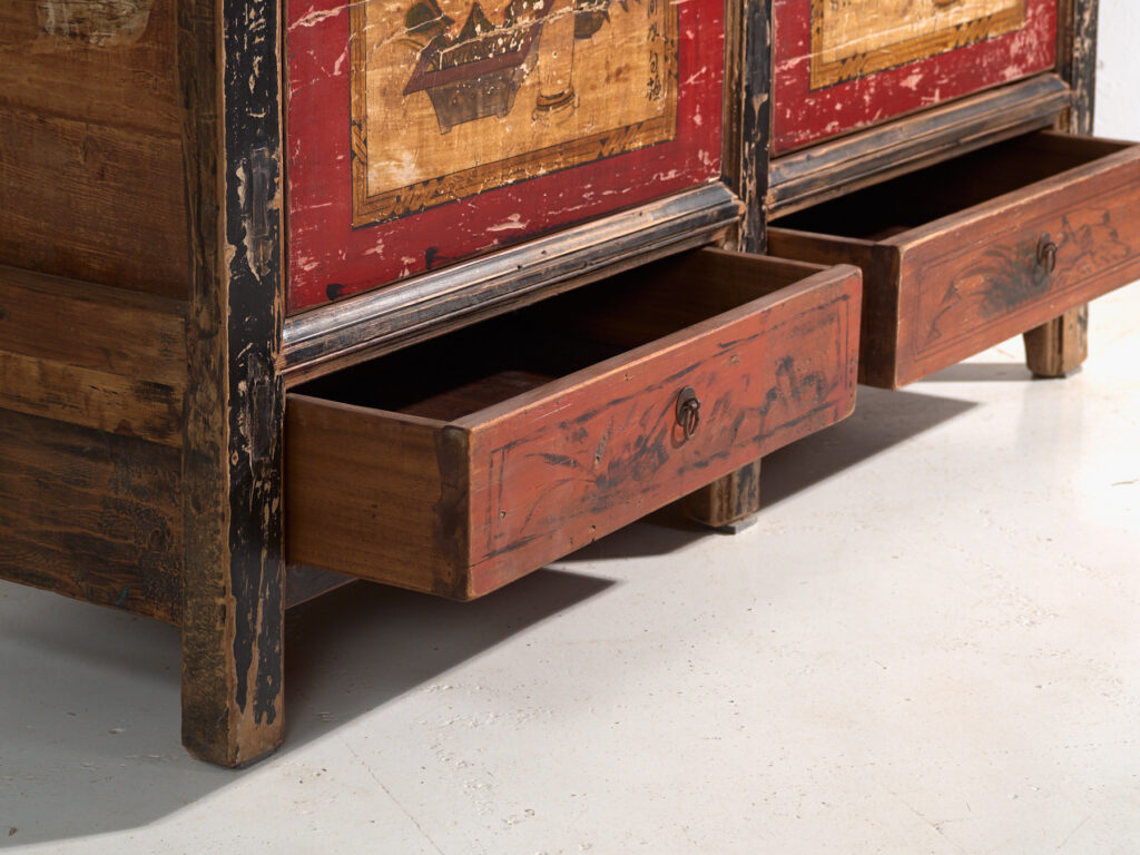 Aparador antiguo pintado en madera de olmo – China, circa 1950
