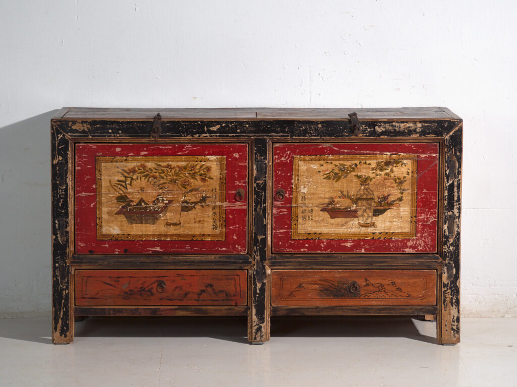 Aparador antiguo pintado en madera de olmo – China, circa 1950