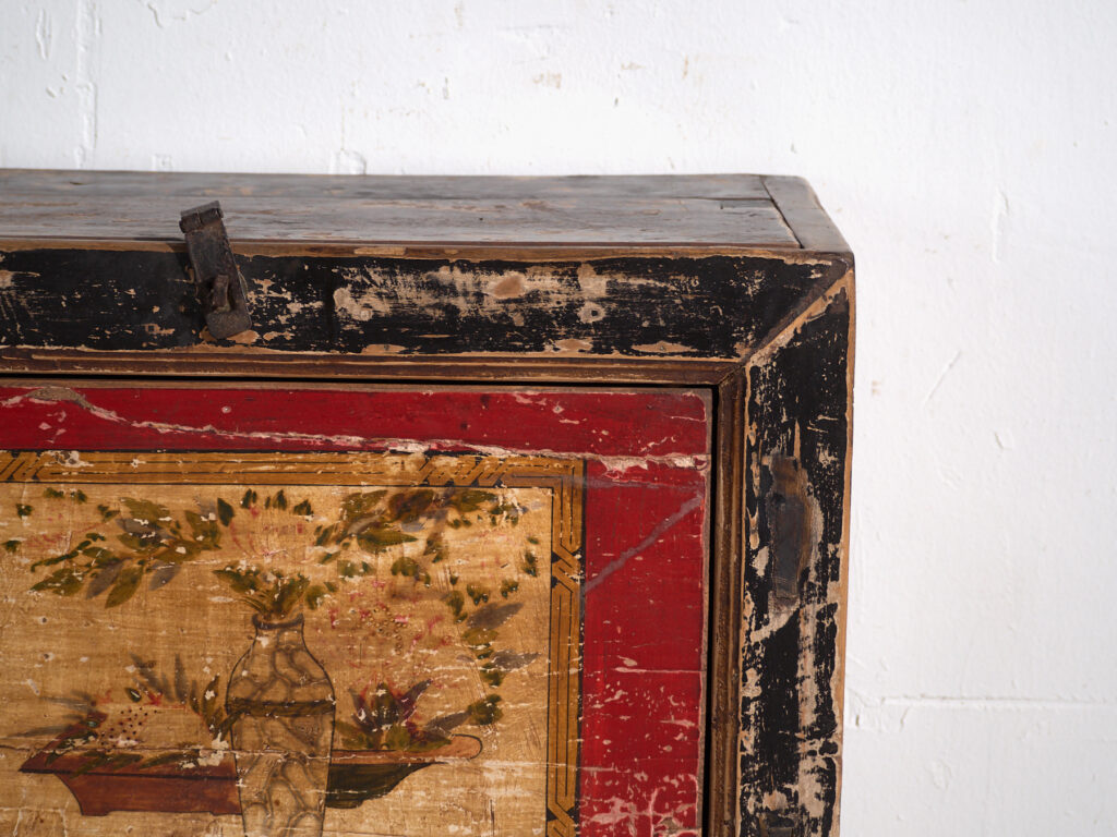 Aparador antiguo pintado en madera de olmo – China, circa 1950
