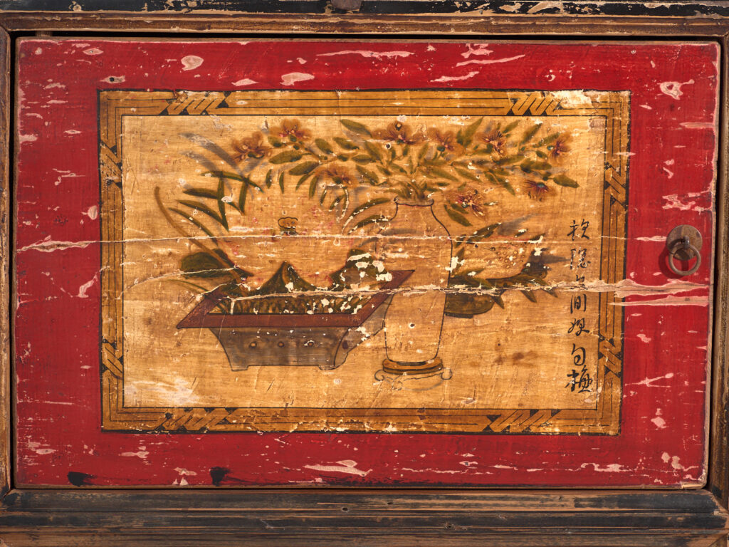 Aparador antiguo pintado en madera de olmo – China, circa 1950