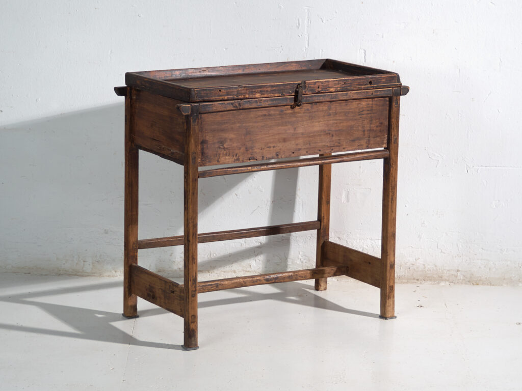 Pupitre antiguo chino de tapa abatible en pino – China, circa 1930