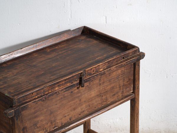 Pupitre antiguo chino de tapa abatible en pino – China, circa 1930