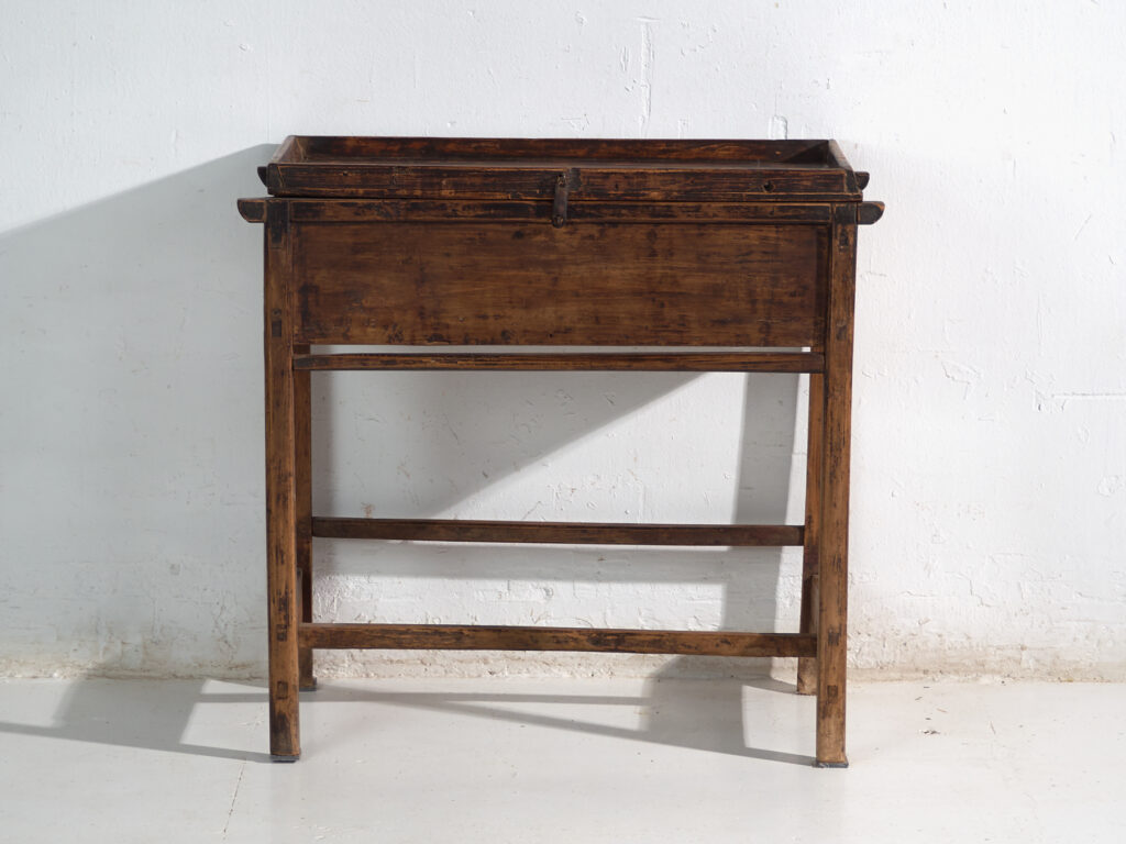 Pupitre antiguo chino de tapa abatible en pino – China, circa 1930